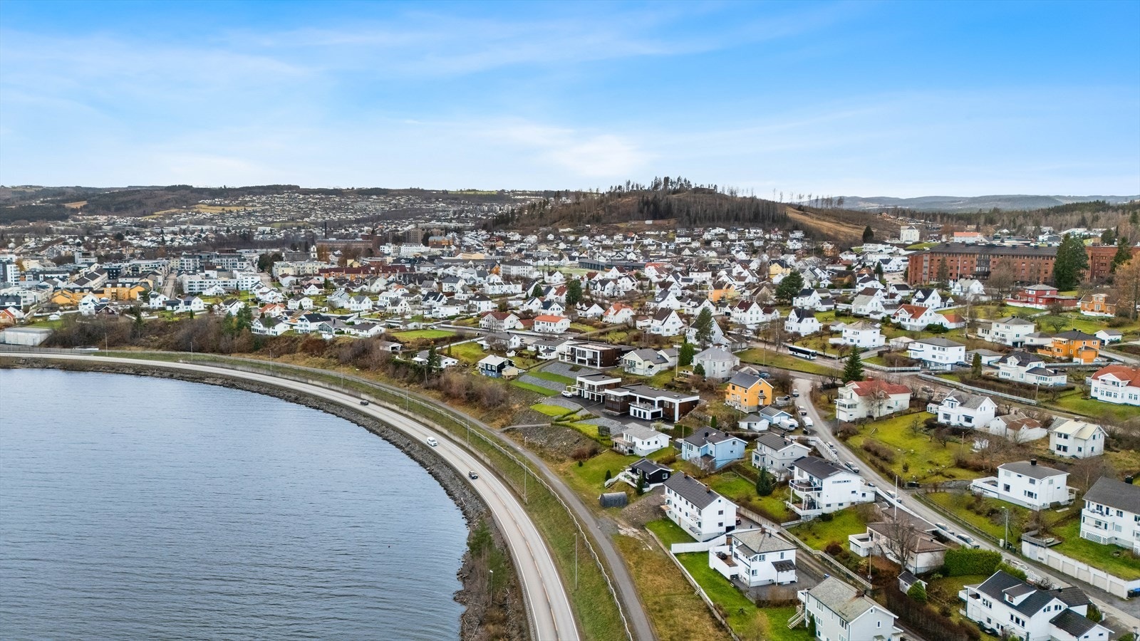 Dronebilde med utsyn til hovdetoppen og sørbyen. Galleribilde