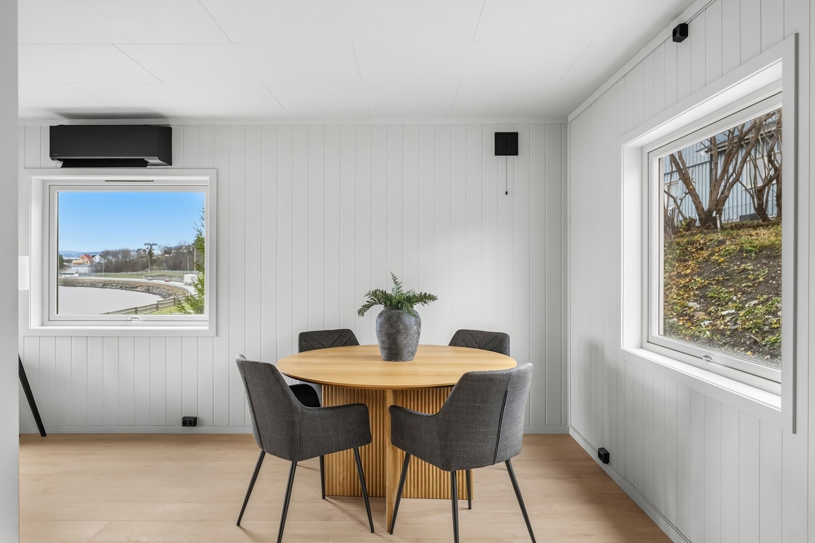 God plass til ønsket spisestue. Ny varmepumpe er installert. Galleribilde