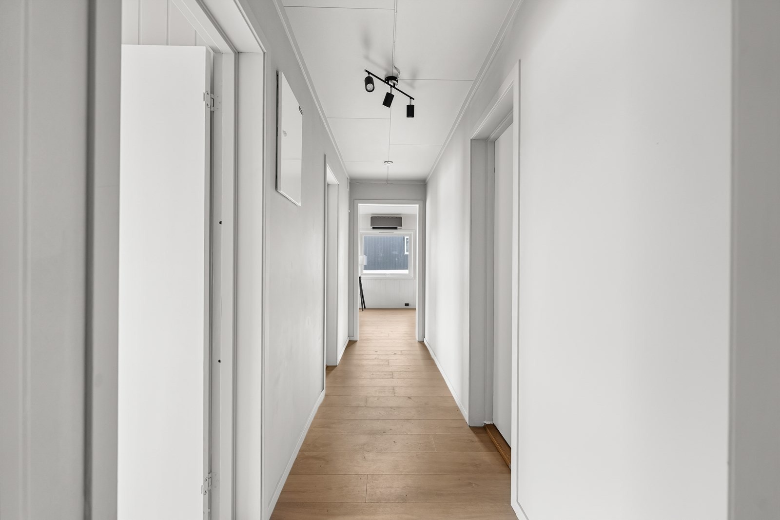 Gang med adkomst til alle rom i leiligheten. Galleribilde