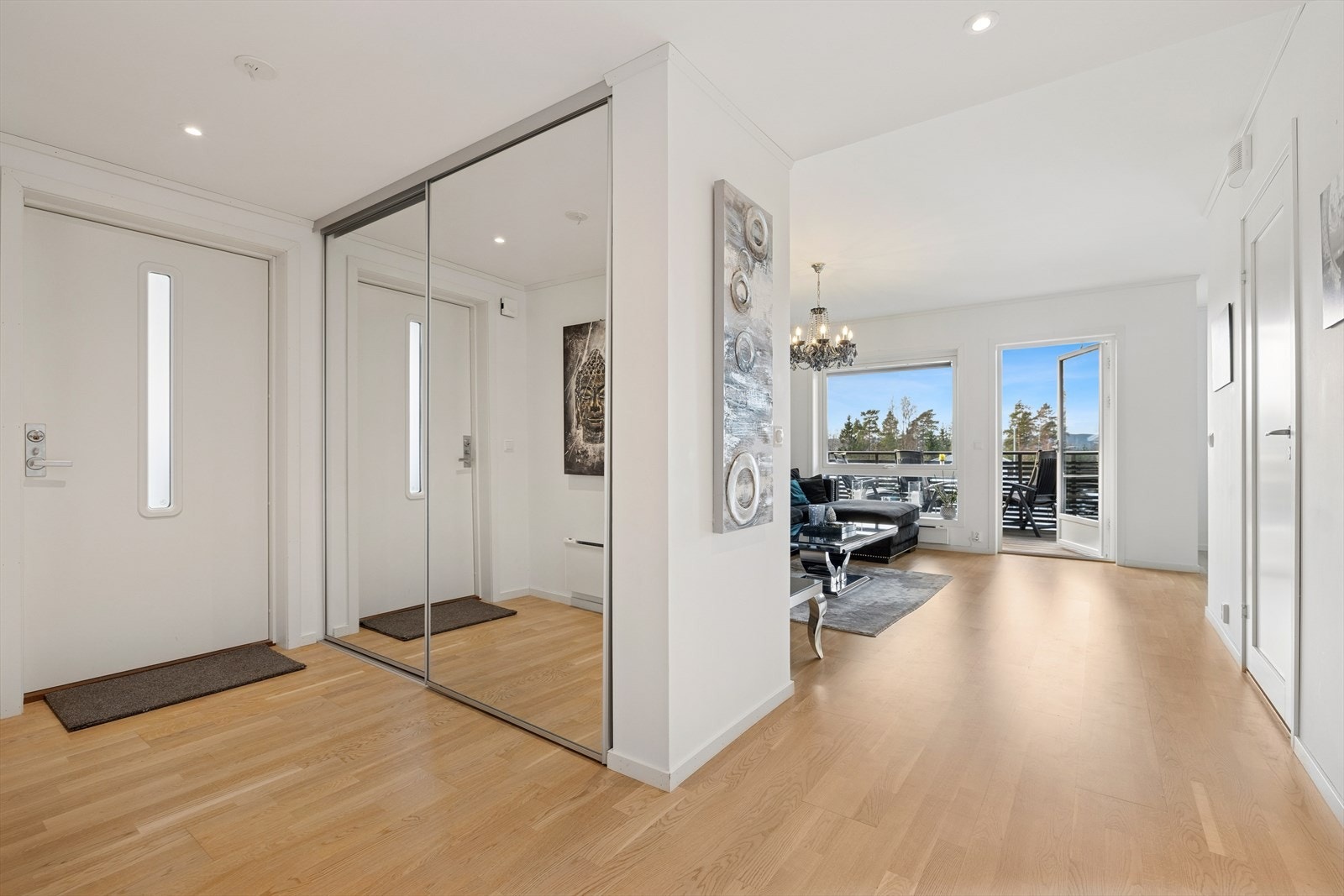 Ved entreen finner du en praktisk skyvedørsgarderobe for ryddig oppbevaring av ytterklær og sko. Galleribilde