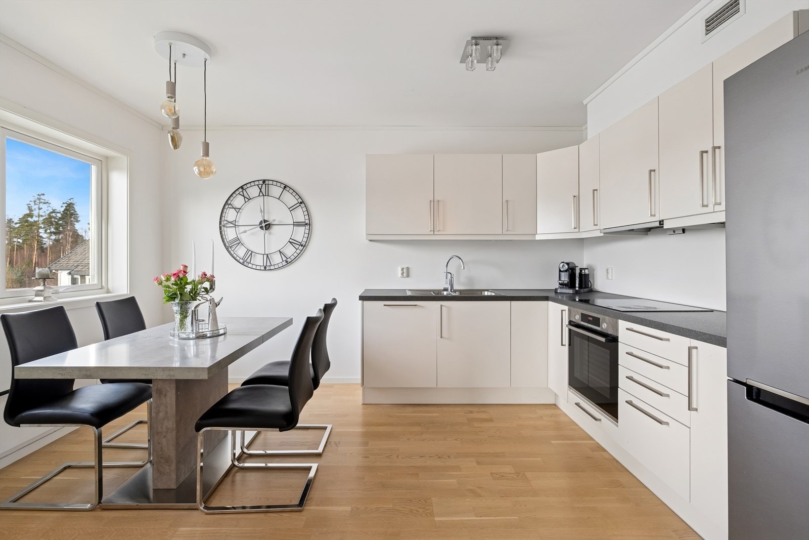 Kjøkkenet er fra byggeår, med lys og glatt innredning og benkeplate av laminat. Galleribilde