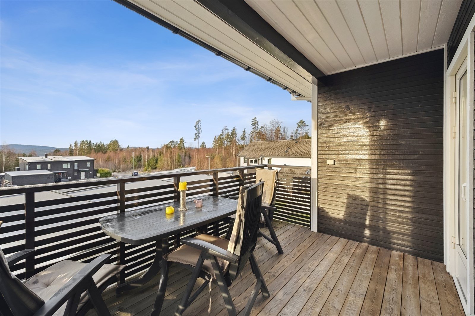 Leiligeten ligger i et et bygg fra 2018 i 2. etasje med trappeadkomst. Galleribilde