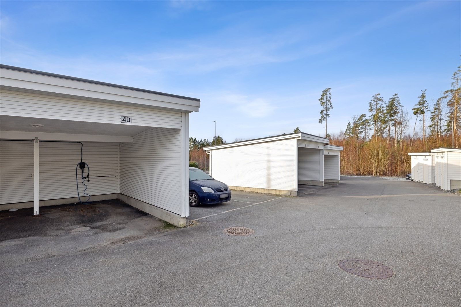 Utvendig medfølger en plass i carport i tillegg til bod. Galleribilde