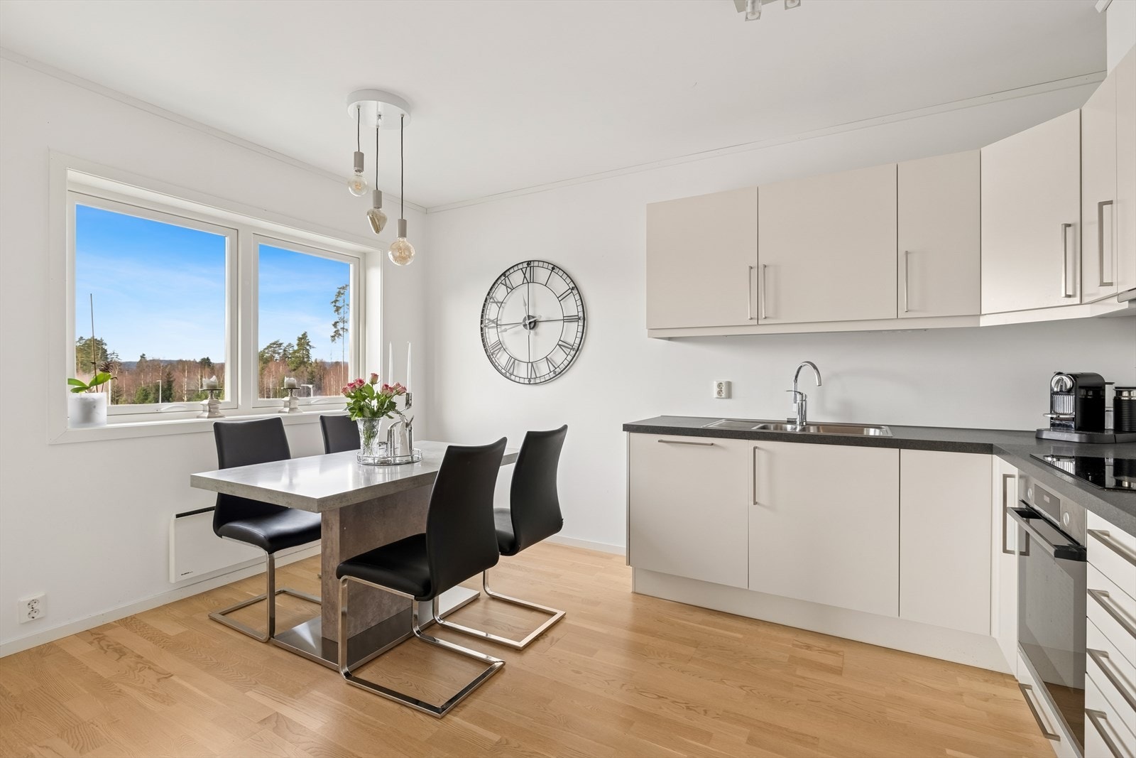 Av hvitevarer finnes integrert komfyr, platetopp og oppvaskmaskin, samt avsatt plass til kjøl-/fryseskap. Galleribilde