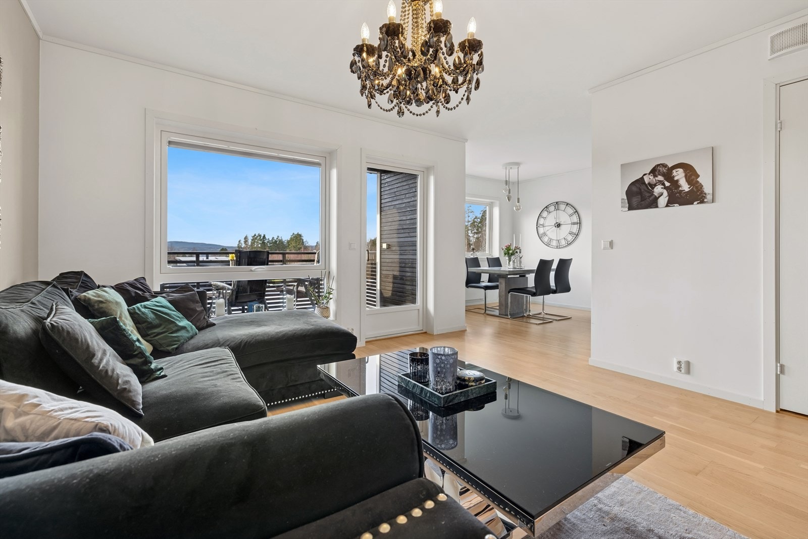 Stuen oppleves som lys- og romslig. Her er det god plass til å møblere etter eget ønske for å skape den stuen du selv ønsker. Galleribilde