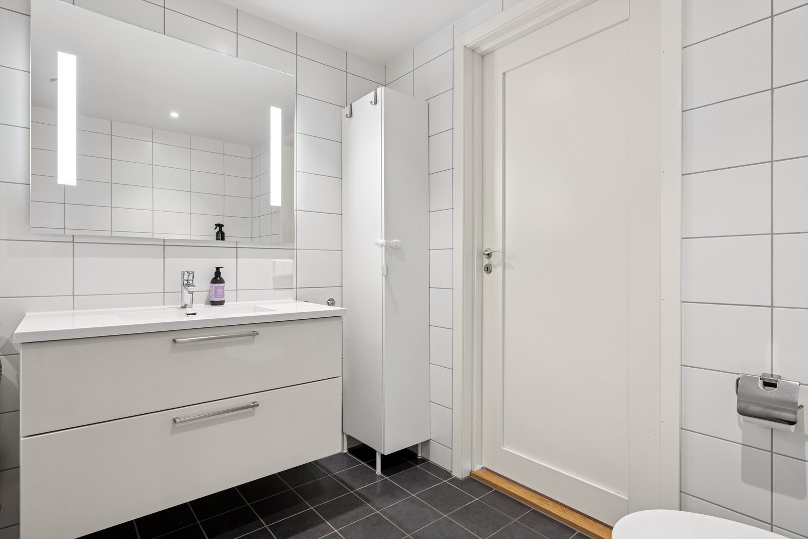 Det er gulvvarme i gulvet og mekanisk avtrekk. Galleribilde