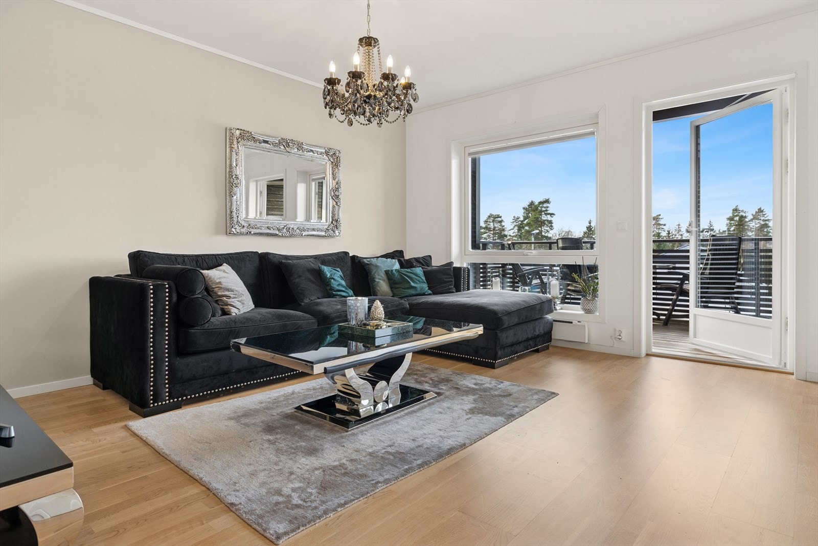 Leiligheten er nyere, holder en gjennomgående standard med lyse og luftige oppholdsrom. Galleribilde