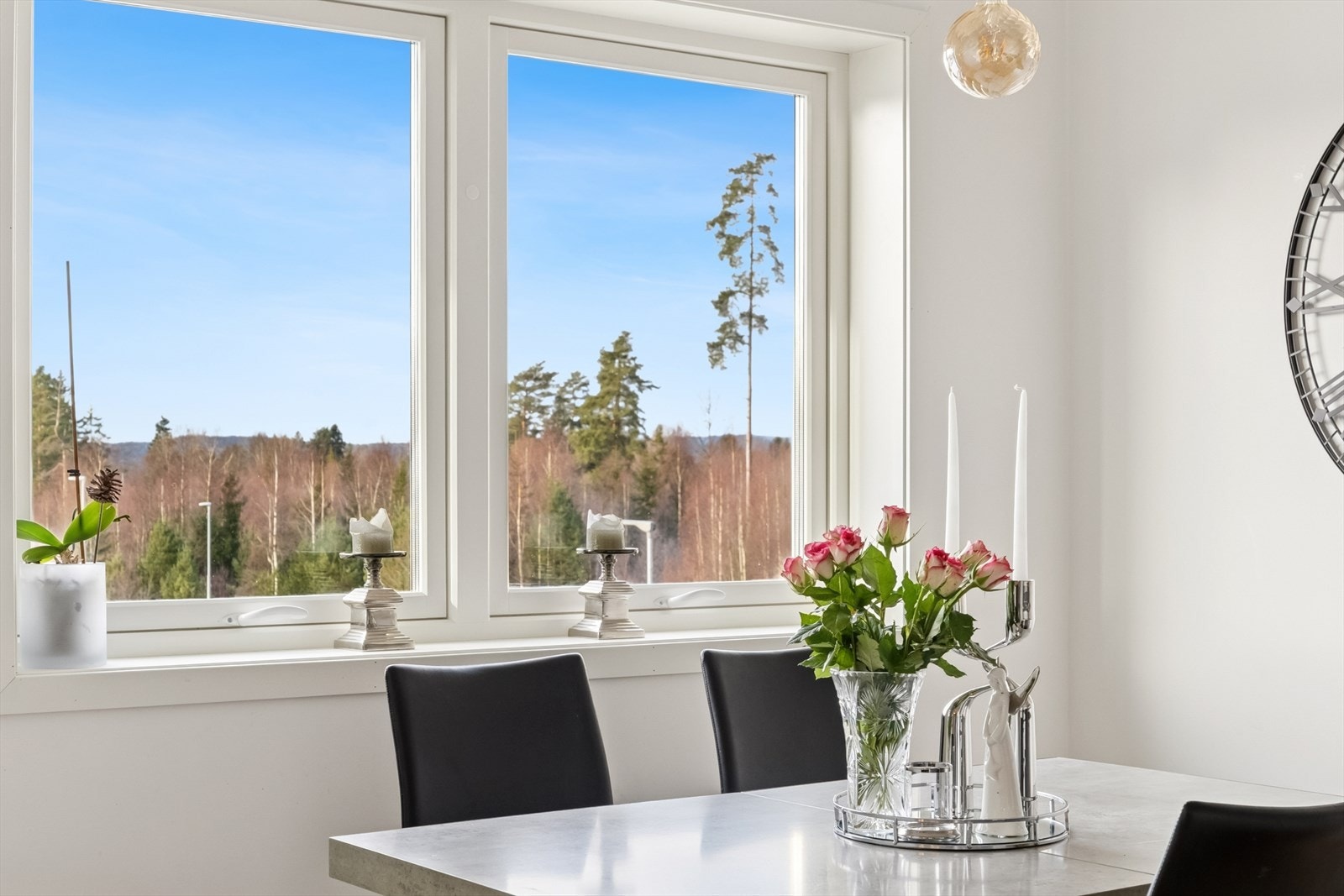 Det er avsatt plass til spisegruppe ved kjøkkenet. Galleribilde