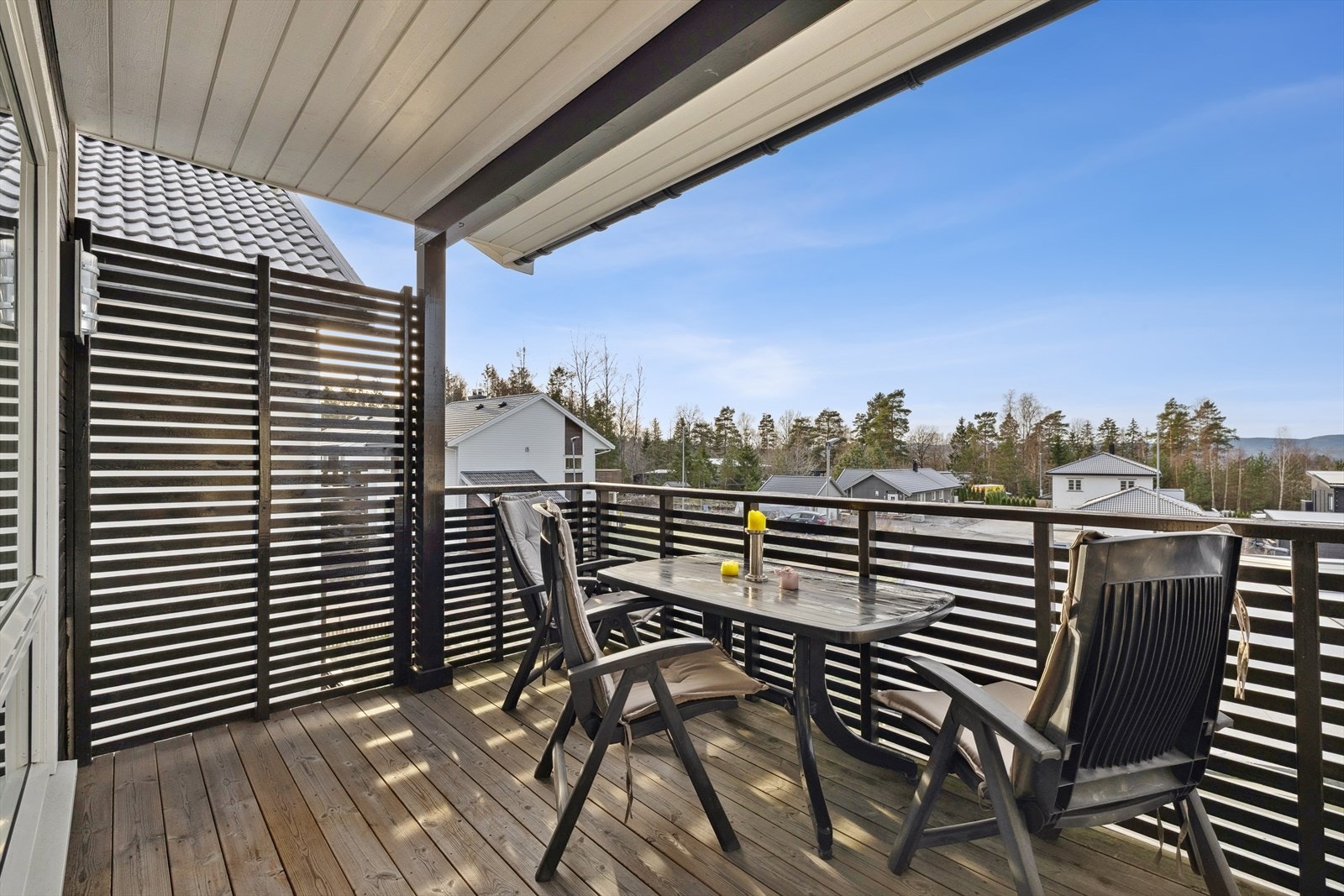 Terrassen måler 10 kvm og vender mot rolige omgivelser. Galleribilde