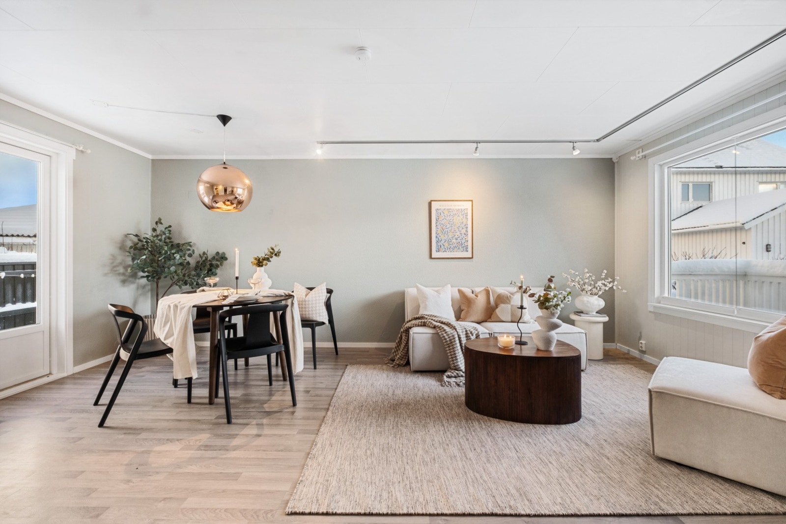 Romslig stue med god plass til sofagruppe og spisestue. Galleribilde