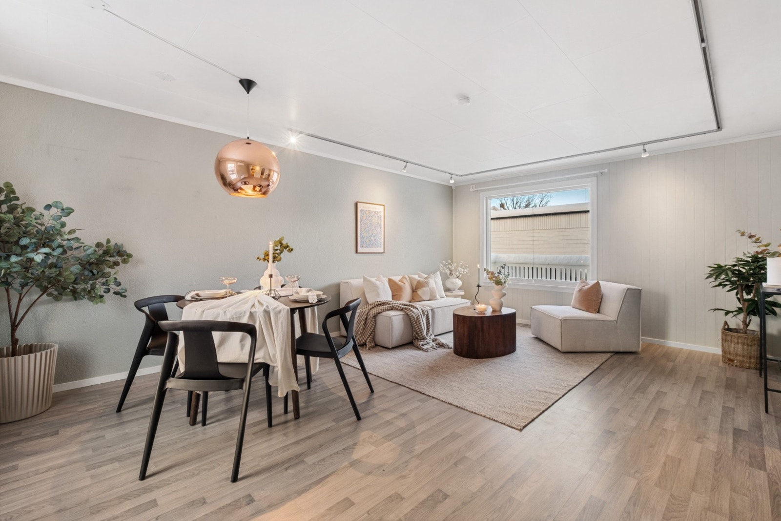 God plass til romslig spisestue for sosiale stunder. Galleribilde