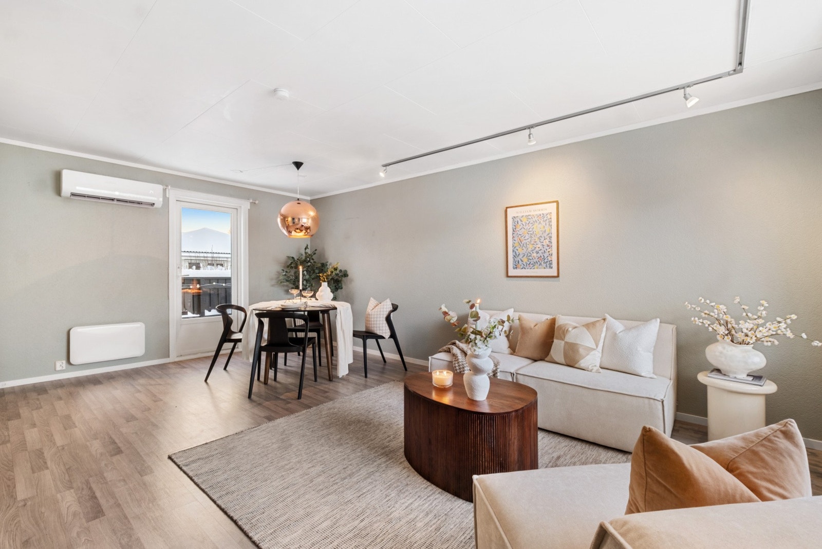 Utgang til uteplass fra stuen. Galleribilde