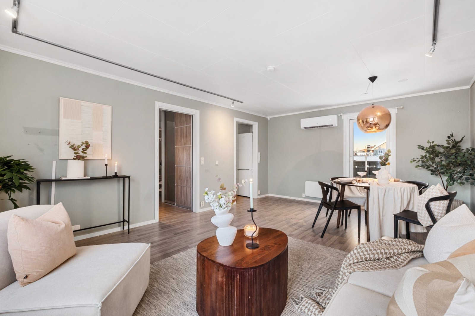 Stuen er malt i en behagelig farge og har plass til ønsket møblement. Galleribilde