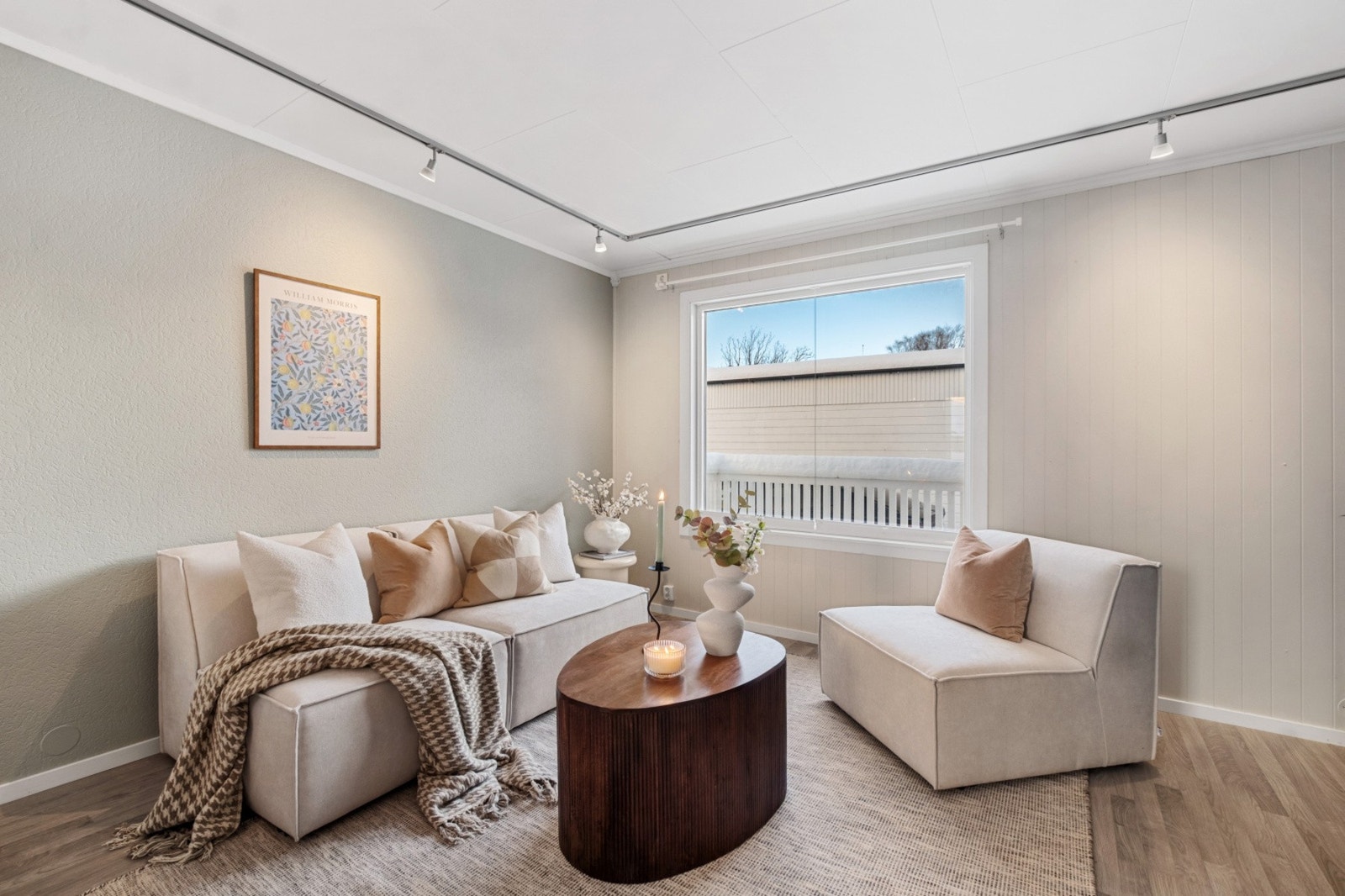 Store vindu som slipper inn godt med naturlig lys i rommet. Galleribilde