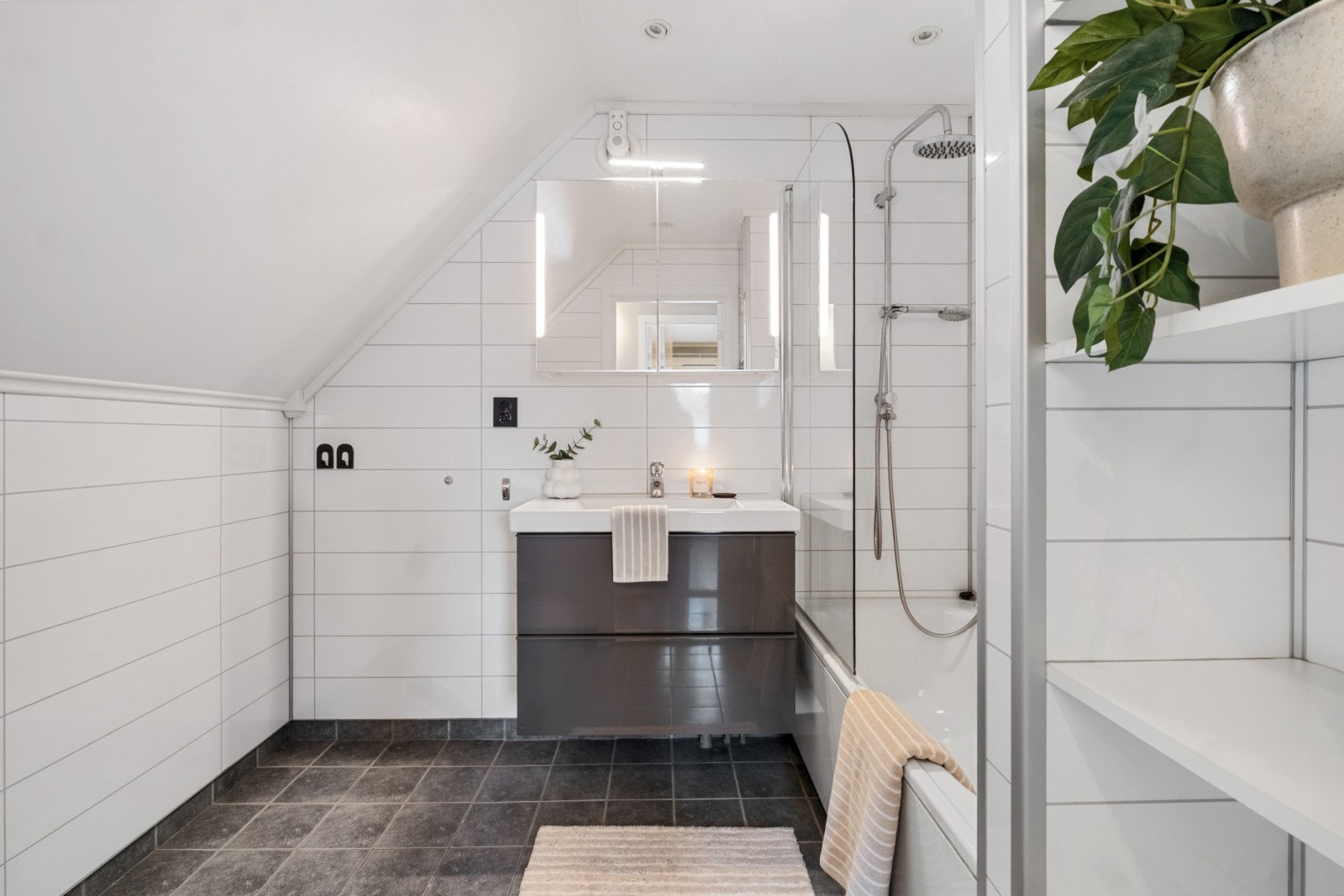 Badet har baderomsplater på veggene og flislagt gulv med varmekabler. Galleribilde