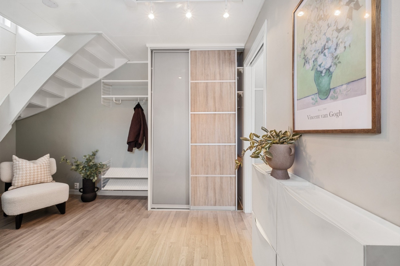 Praktisk skyvedørsgarderobe med plass til klesoppbevaring. Galleribilde