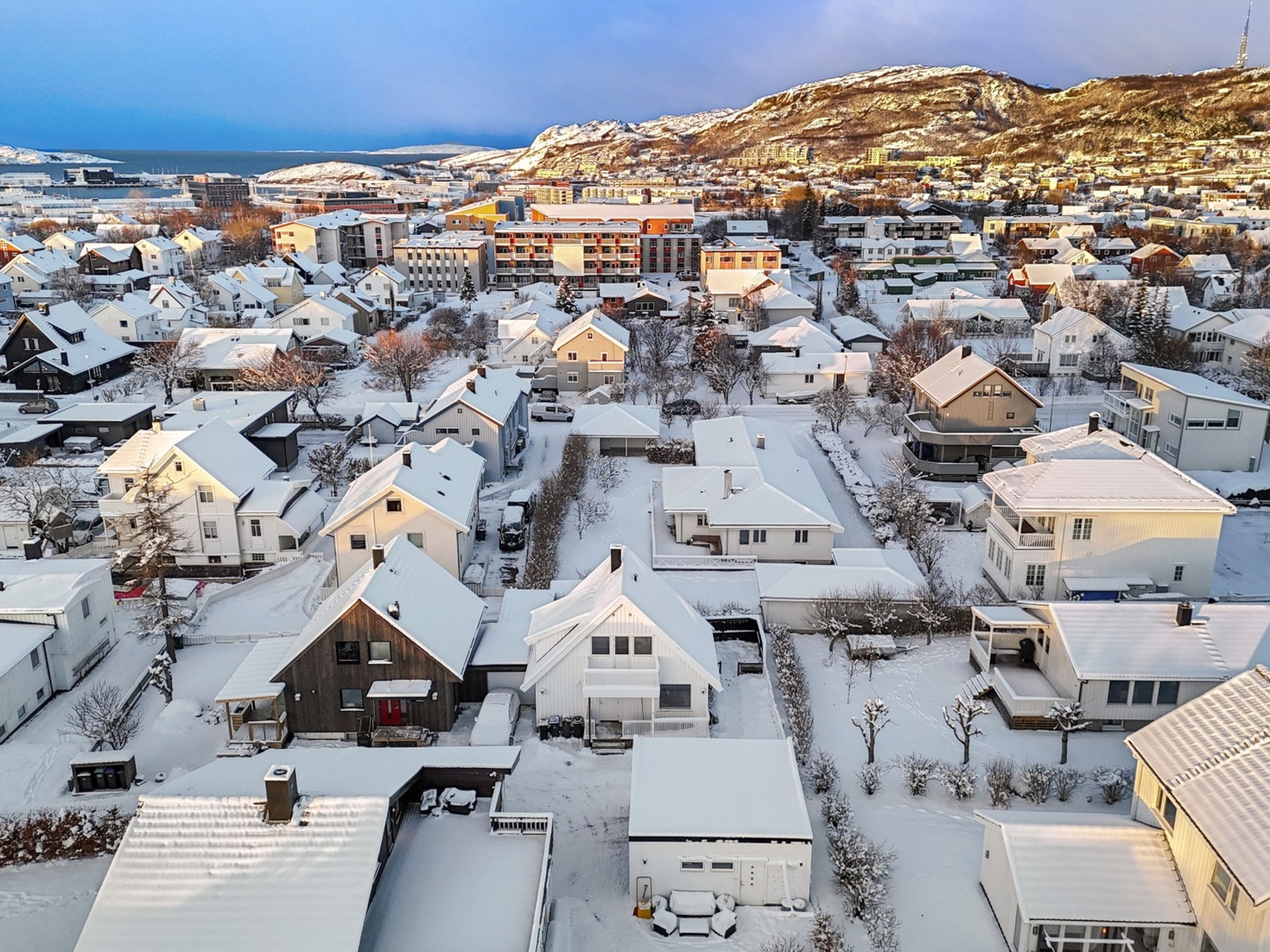 Boligen har sentral beliggenhet på Reinsletta med gangavstand til det meste man trenger. Galleribilde
