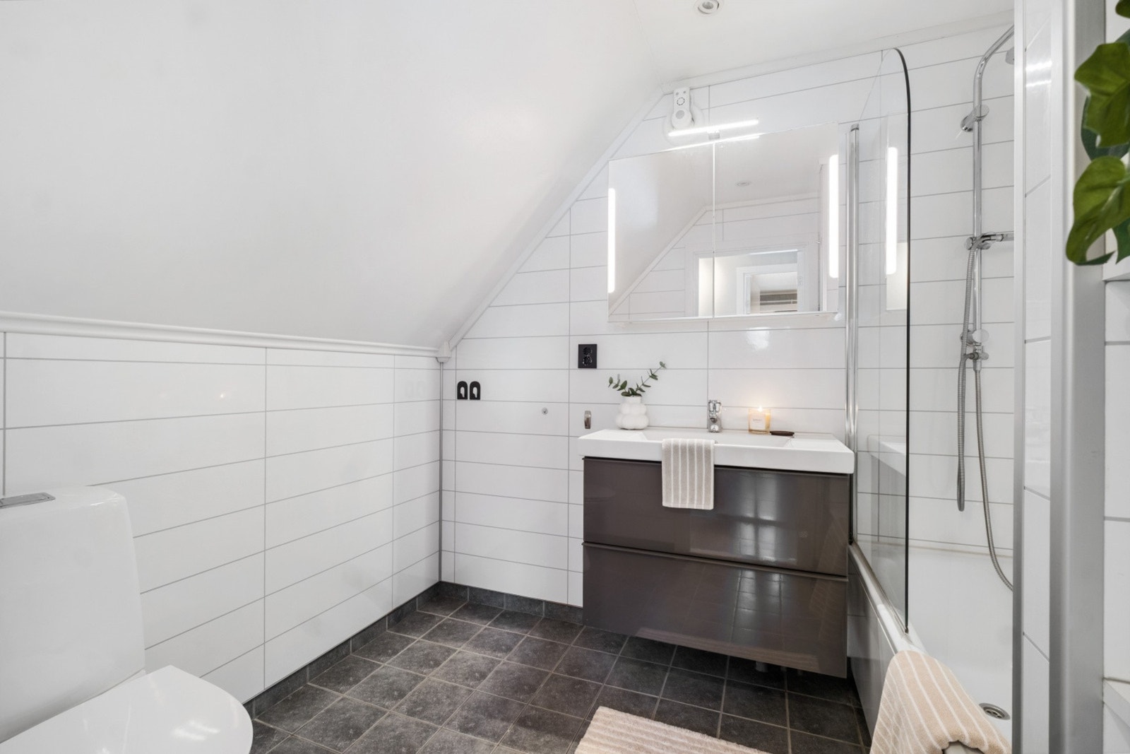 Badet har innredning med nedfelt servant, toalett og badekar. Galleribilde