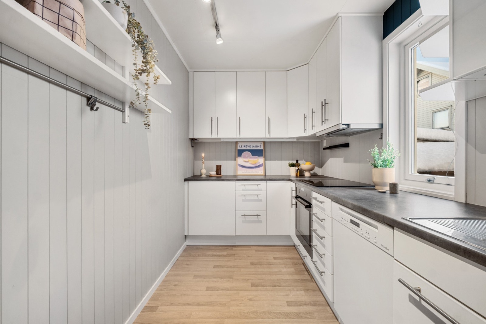 Godt utbygget kjøkken med god skap- og benkeplass. Galleribilde