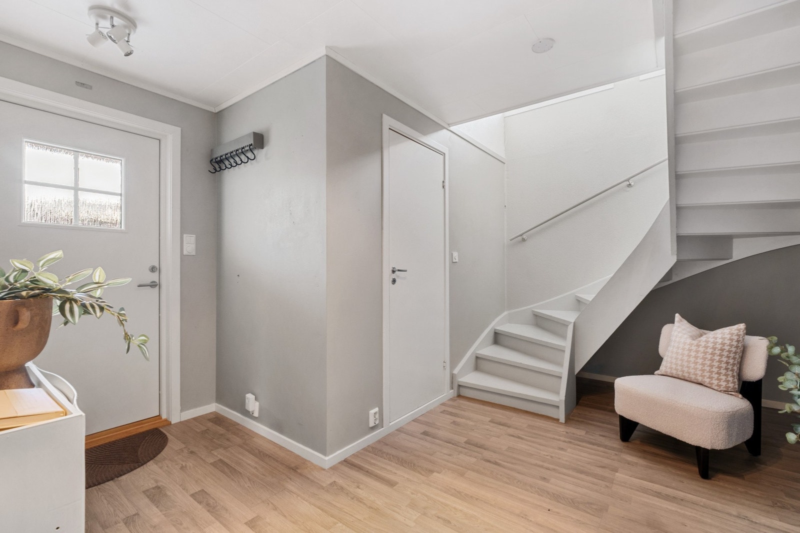 Entré med god plass til å henge fra seg klær langs knaggrekke. Galleribilde