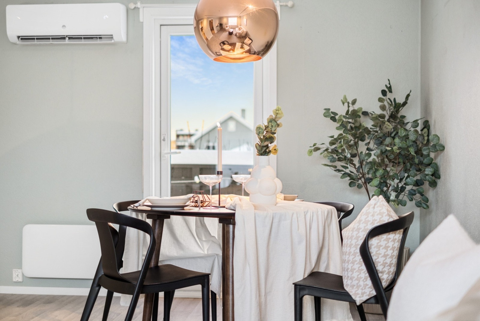 Det er installert varmepumpe på veggen som gir god varmegjenvinning i stuen. Galleribilde