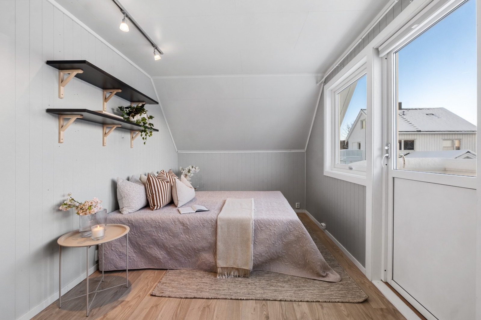 Romslig soverom med god plass til dobbeltseng og garderobeløsning. Galleribilde