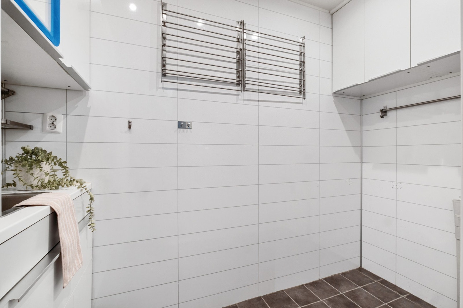 Det er servant og opplegg for vaskemaskin. Galleribilde