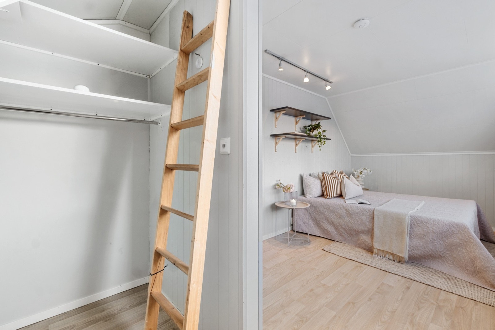 Soverom 1 med plass til oppbevaring. Galleribilde