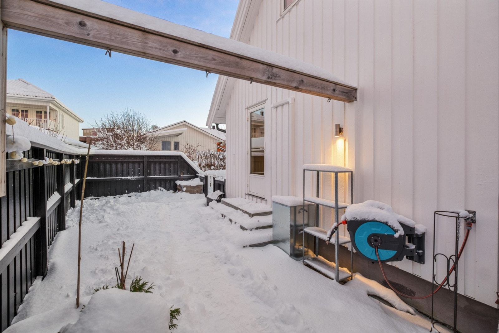 Romslig uteplass med god plass til sittegruppe og tilhørende møblement. Galleribilde