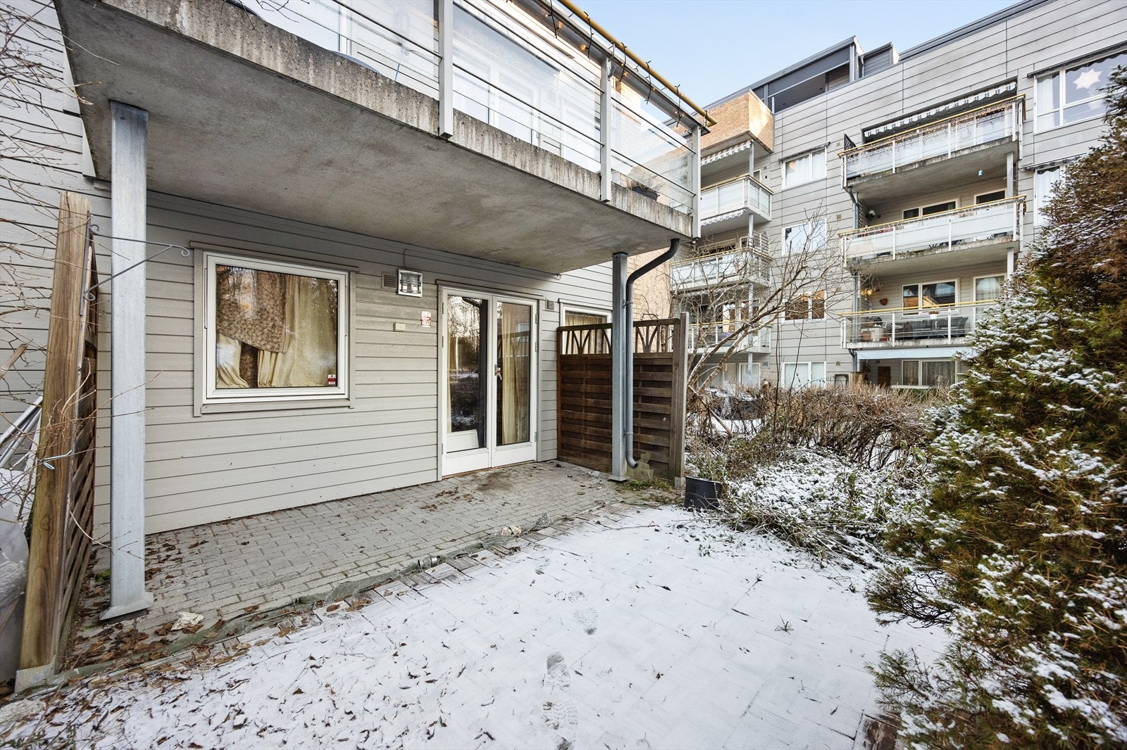 Bygget har fasader i teglstein og panel, som gir et solid og vedlikeholdsvennlig inntrykk. Galleribilde