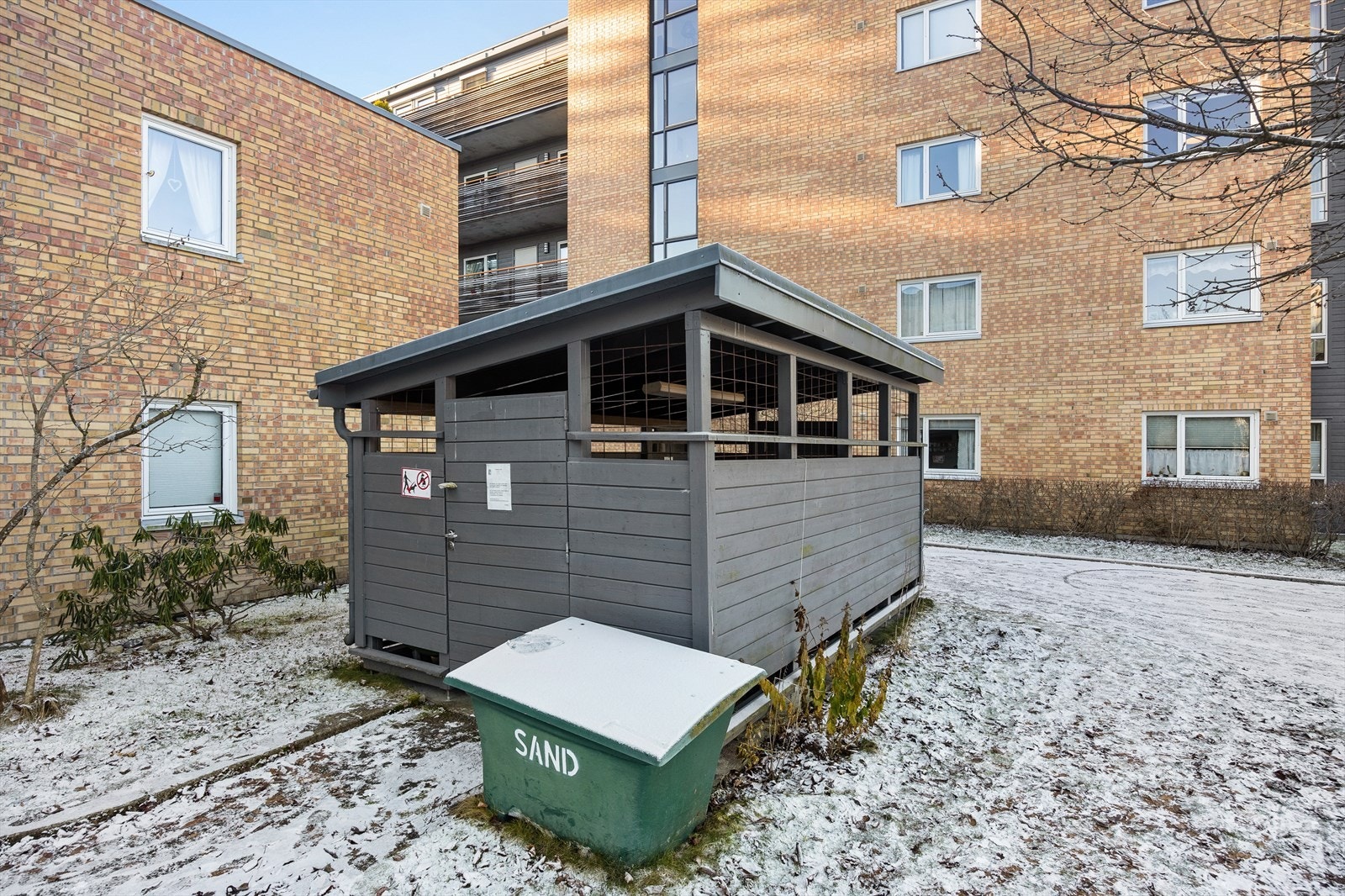 Gode bussforbindelser fra Snorres vei, med kort vei til Lørenskog stasjon og E6. Galleribilde