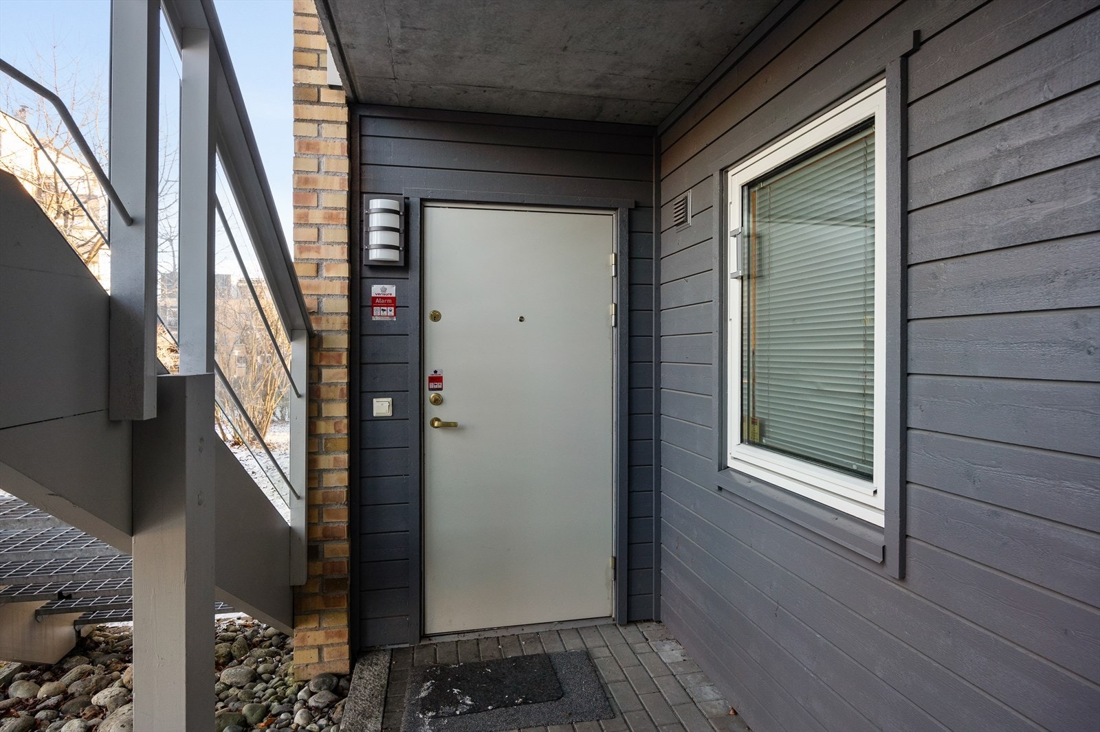 Leiligheten ligger på bakkeplan i et rolig og veletablert boligområde på Rolvsrud. Galleribilde