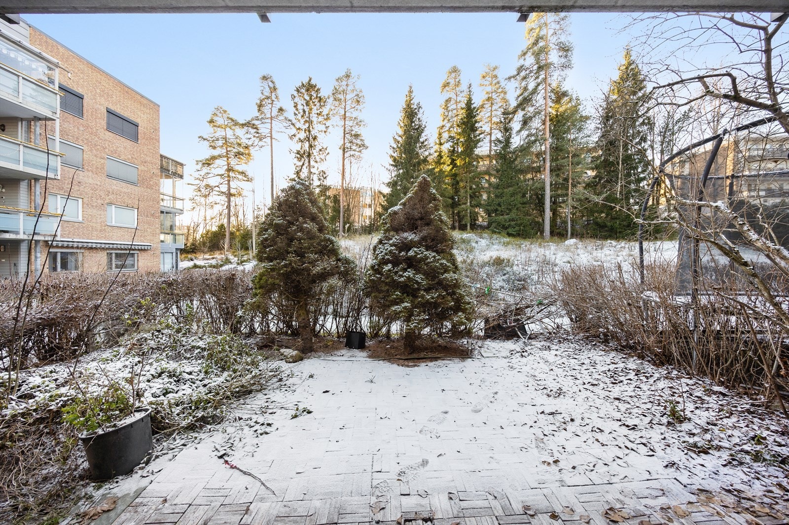 Fra stuen er det utgang til en markterrasse på 8 m², som fungerer som en fin forlengelse av rommet. Galleribilde