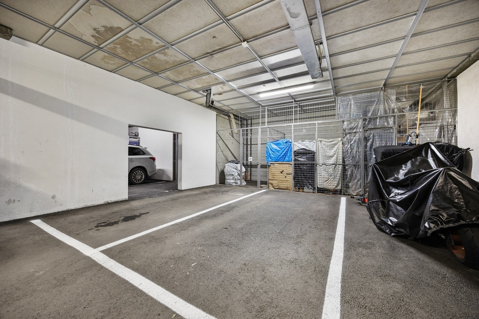 Det medfølger garasjeplass i felles anlegg og en kjellerbod på 5 m² for ekstra lagring. Galleribilde