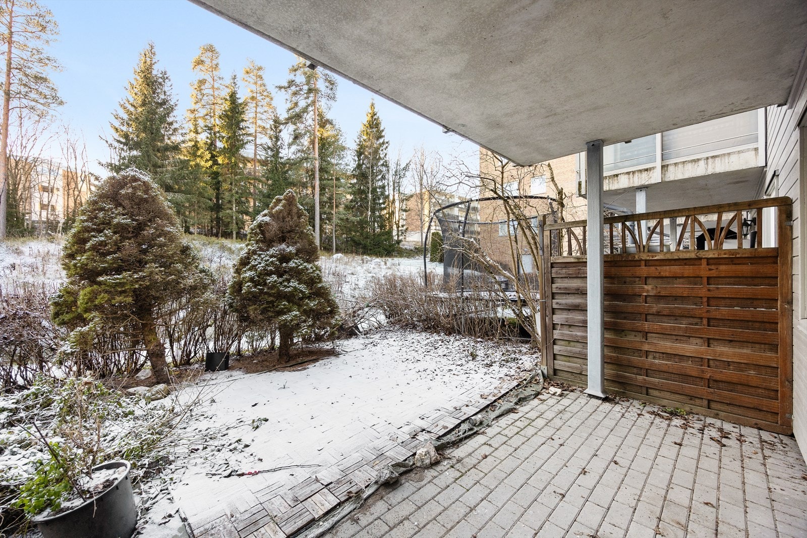 Uteplassen er belagt med belegningsstein og er praktisk utstyrt med utelys og stikkontakt. Galleribilde