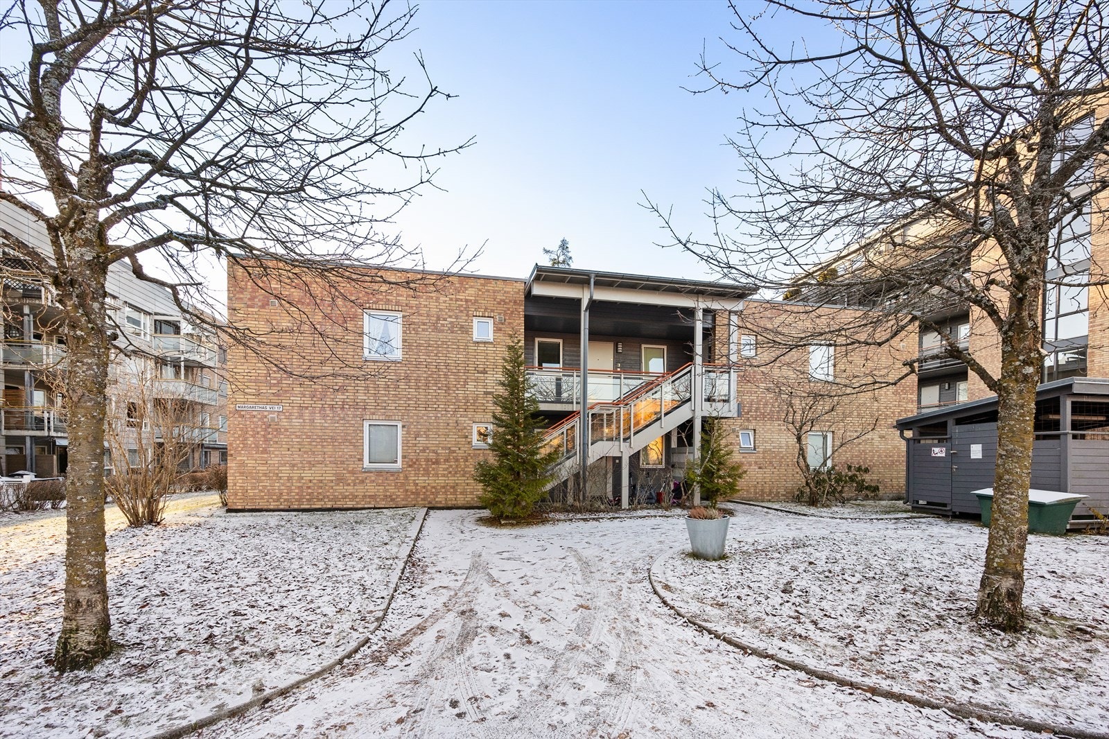 Dagligvarehandelen kan enkelt gjøres til fots på Kiwi Solheim eller Metro Senter | For barnefamilier er det gangavstand til både Solheim barneskole og Kjenn ungdomsskole. Galleribilde