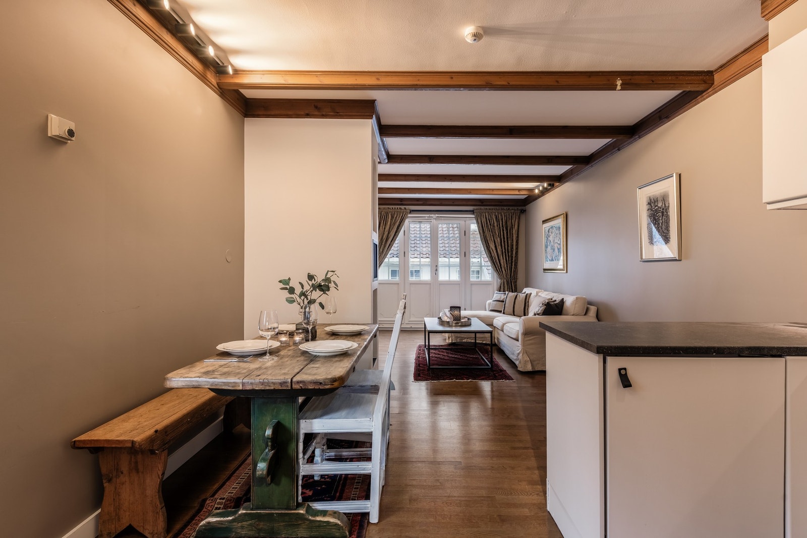 Samle nære og kjære til gode måltider til fjells Galleribilde