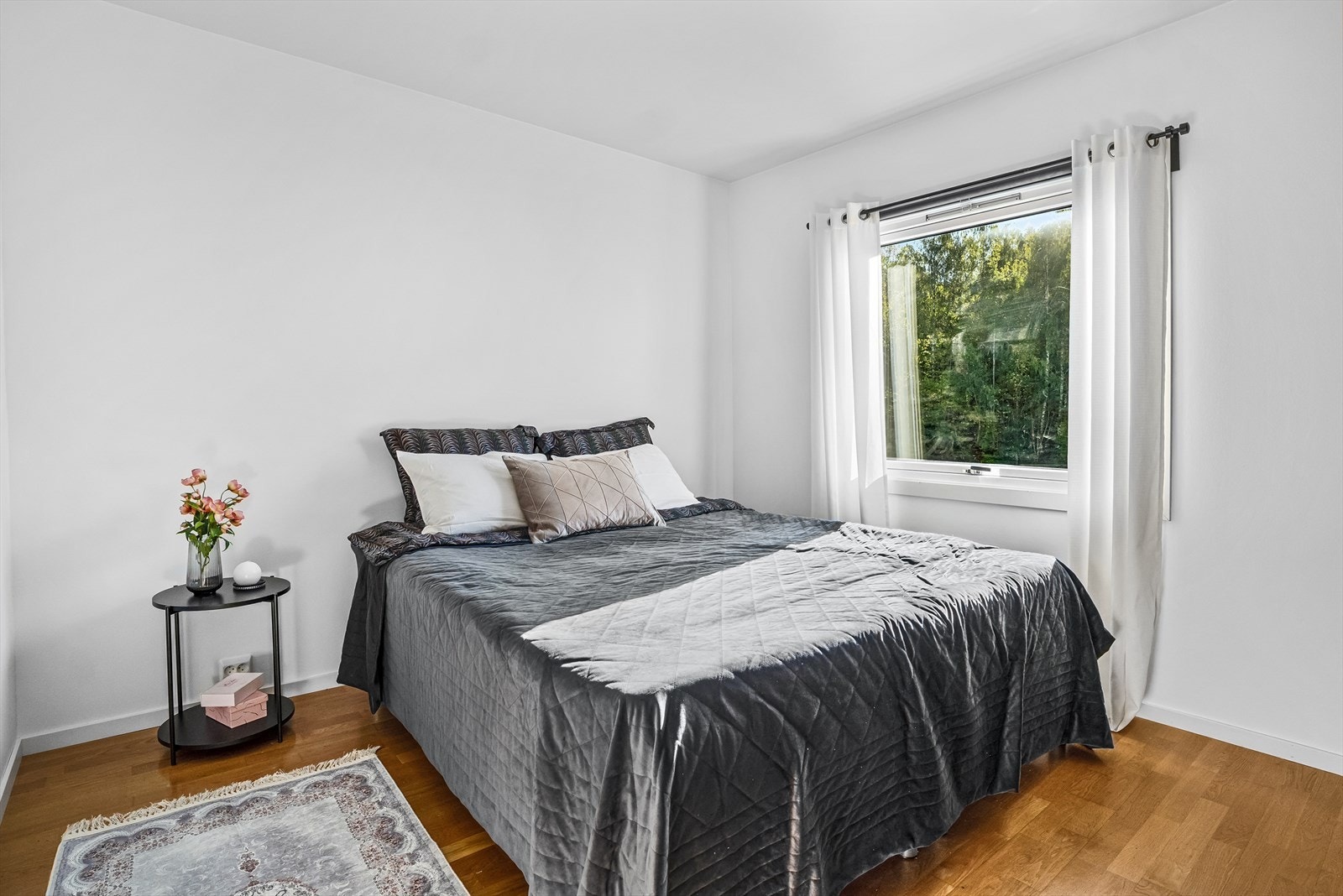 Stort og delikat soverom med god plass til dobbeltseng, tilhørende nattbord og annet ønskelig møblement. Galleribilde