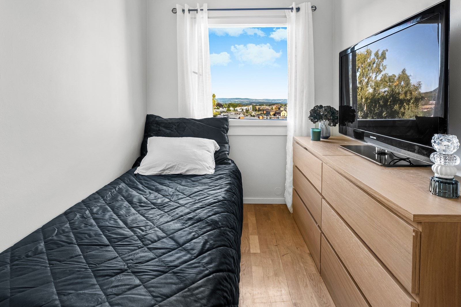 Rommet har plass til seng, garderobeskap eller annet ønskelig møblement. Galleribilde