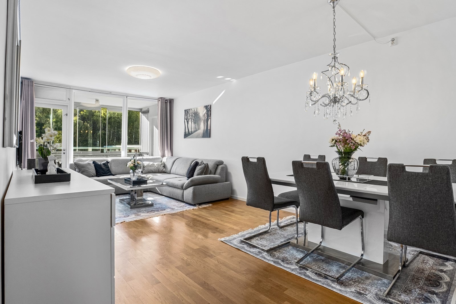 Stuen er av god størrelse med plass til hjørnesofa, tilhørende bord, spisegruppe og annet ønskelig møblement. Galleribilde