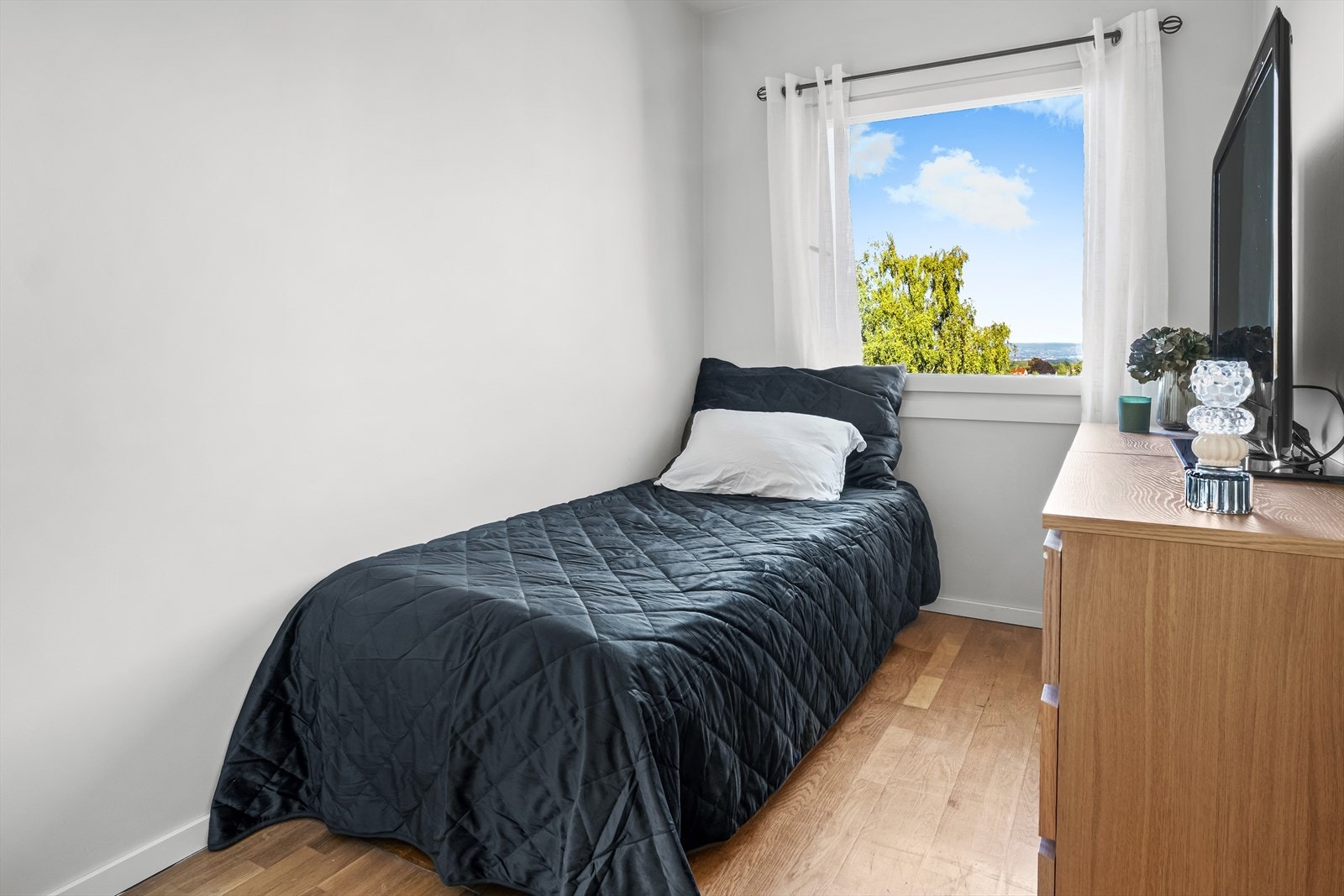 Det andre soverommet i leiligheten kan utnyttes etter behov, her er det nydelig utsikt! Galleribilde