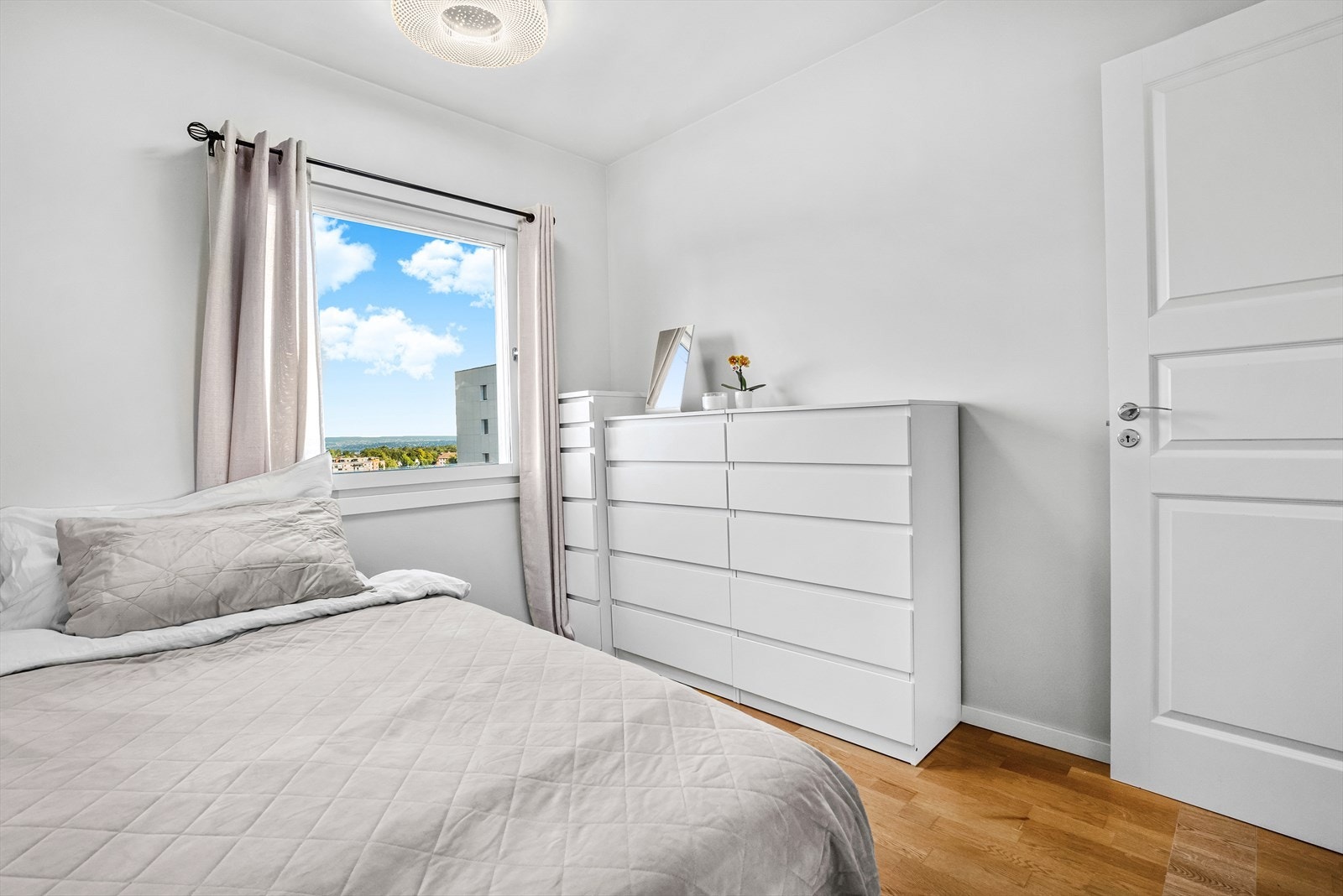 Her er det også god plass til seng, garderobeløsning og annet ønskelig interiør. Galleribilde