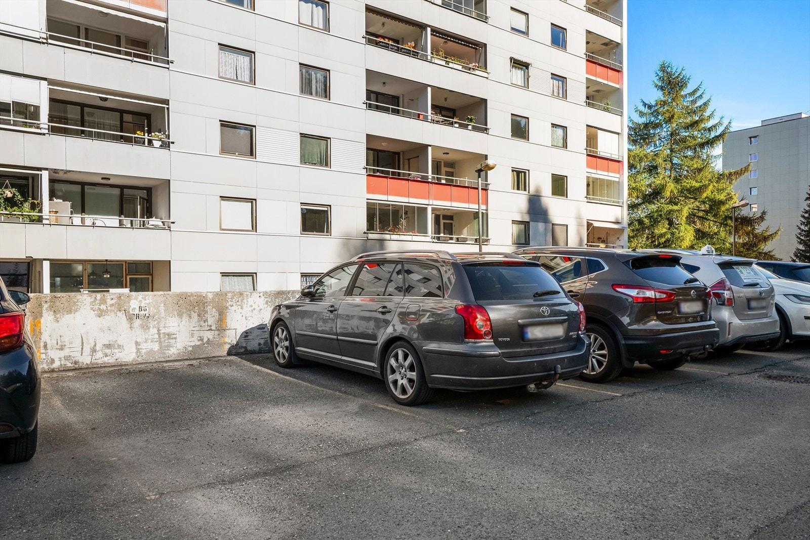 Leiligheten disponerer en biloppstillingsplass på felles parkeringsområde. Sameiet har også felles utendørs gjesteparkering. Galleribilde
