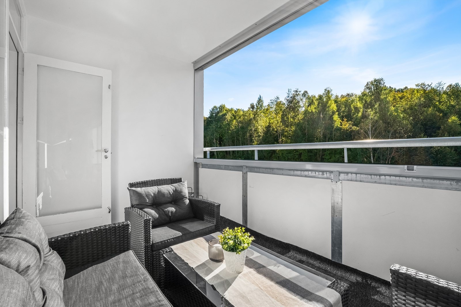 Nydelig balkong med et herlig utsyn over grøntarealer. Galleribilde