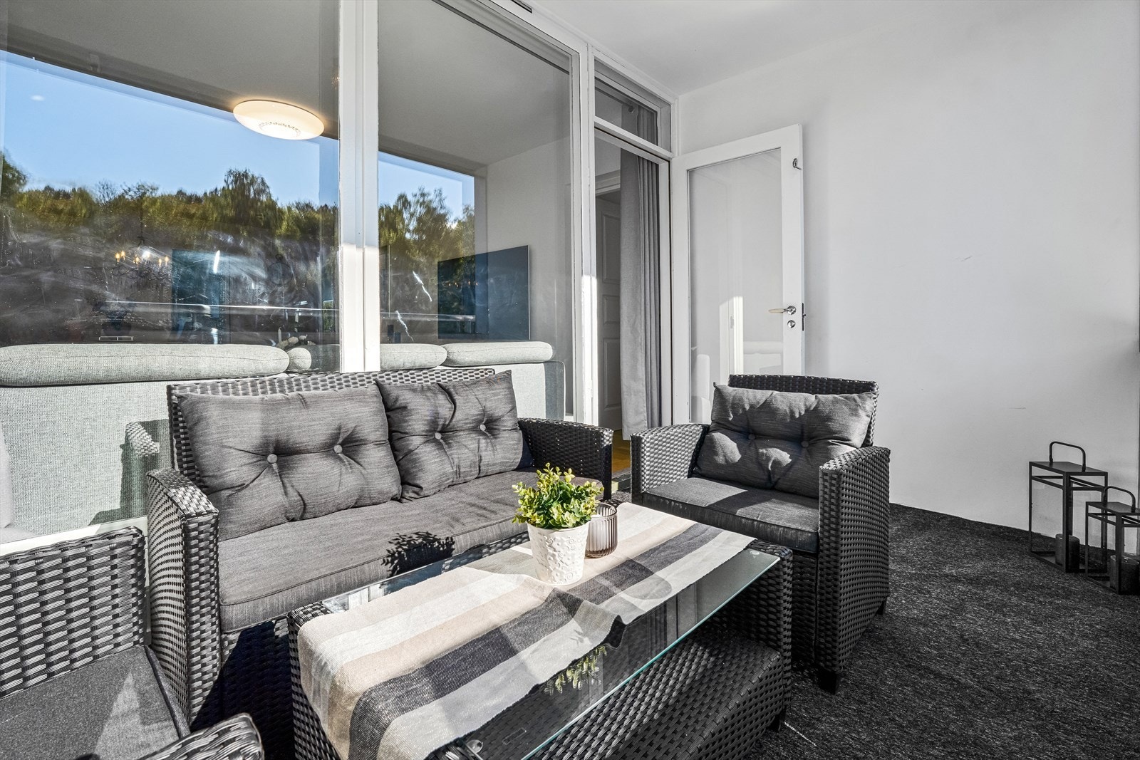 På sommerstid funker balkongen som en forlengelse av stuen. Her kan varmere dager nytes! Galleribilde