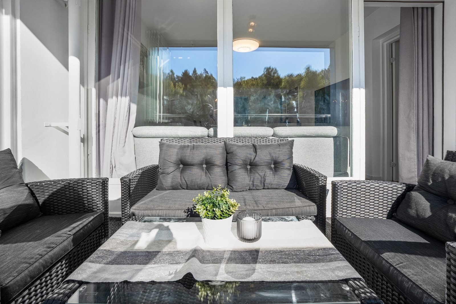 Balkongen er på hele 8kvm og har derfor god plass til ønskelig utemøblement. Galleribilde