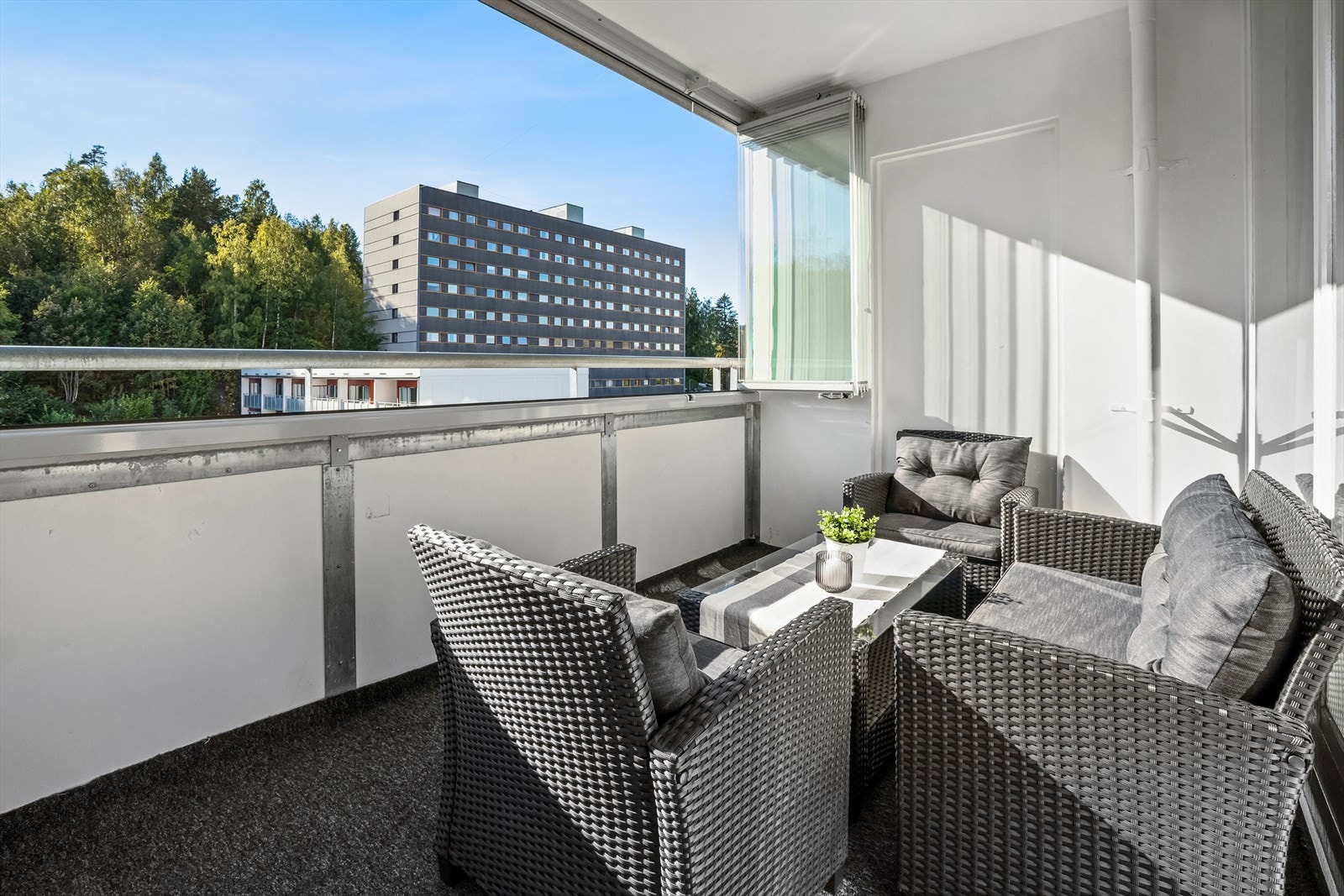 Nydelig balkong med et herlig utsyn over grøntarealer. Galleribilde