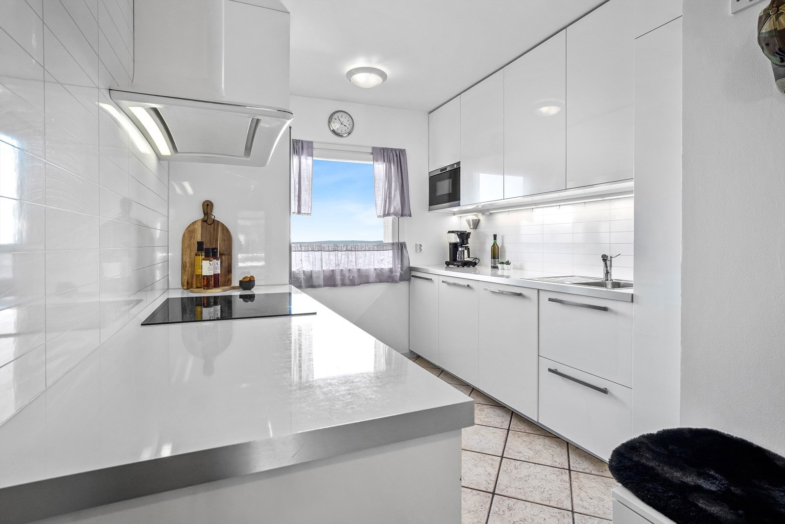 Kjøkkenet er fra 2015 og kjøkkeninnredningen består av glatte fronter og foliert benkeplate. Galleribilde