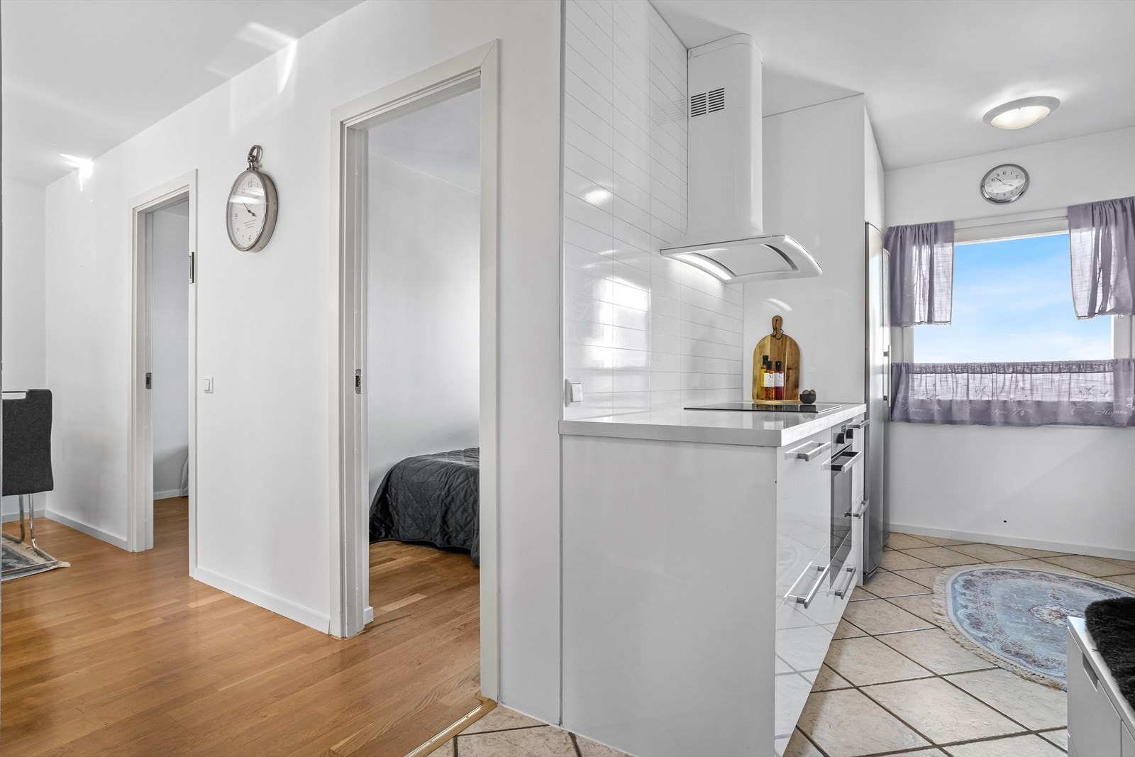 Kjøkkenet er utstyrt med platetopp, kum med ettgreps blandebatteri, ventilator, kjøl/fryseskap, ovn og oppvaskmaskin. Galleribilde