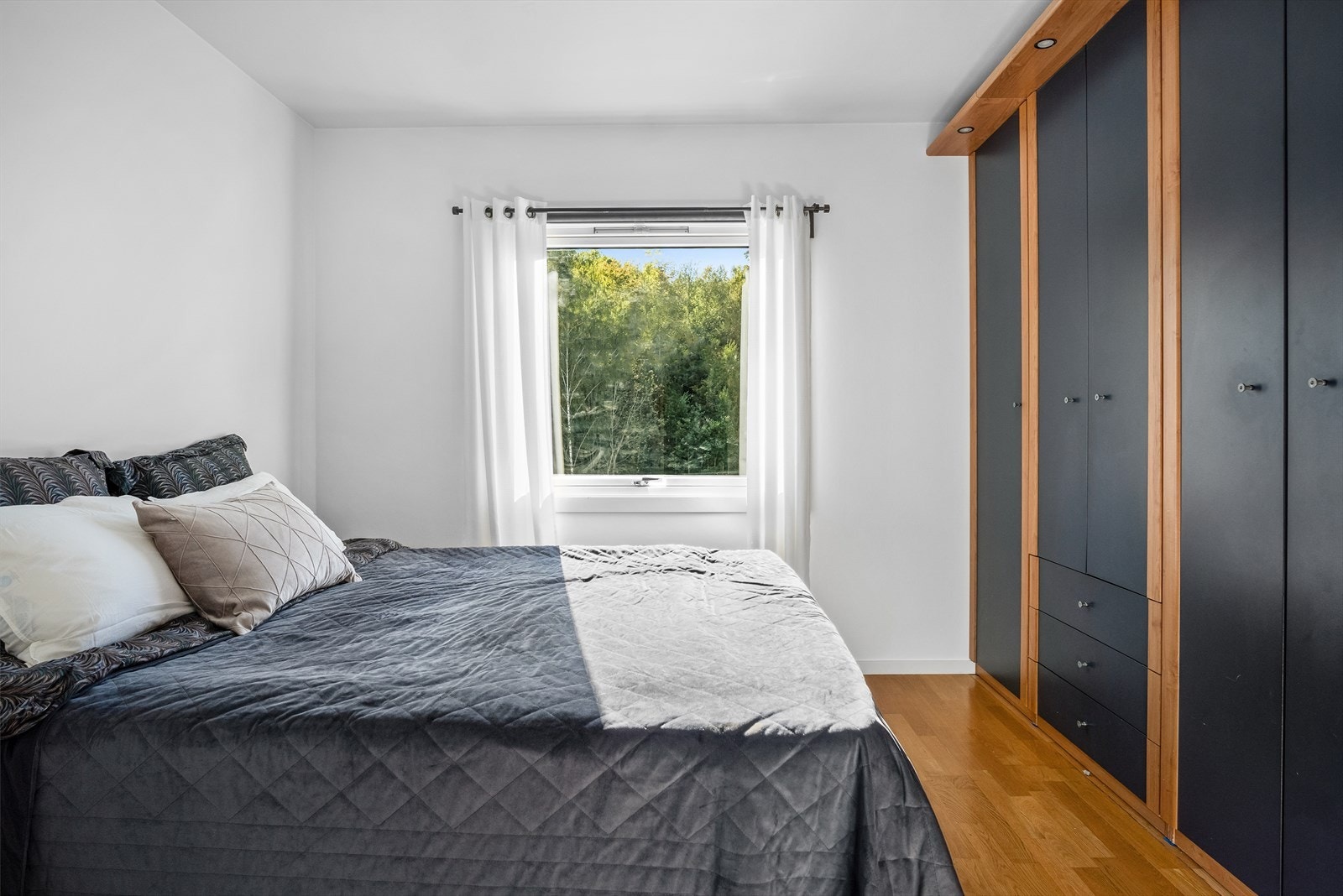 Her er det montert et praktisk garderobeskap som bidrar til gode oppbevaringsmuligheter. Galleribilde